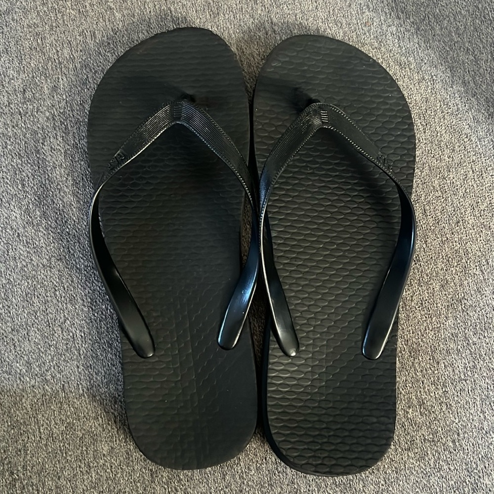Lightly Used GAP Black Flip Flops